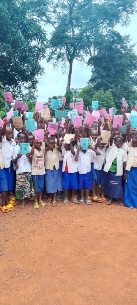 IMG-20241008-WA0331-461x1024 RDC-Bas-Uele: Appui scolaire de la Députée Nationale Grâce Neema aux élèves de la contrée, les remerciements infinis de Communauté !