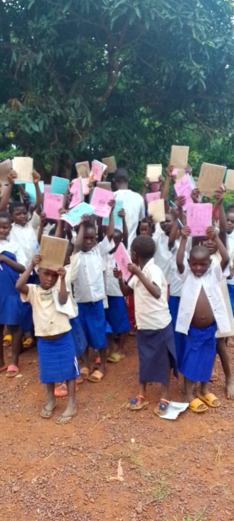 IMG-20241008-WA0334-461x1024 RDC-Bas-Uele: Appui scolaire de la Députée Nationale Grâce Neema aux élèves de la contrée, les remerciements infinis de Communauté !