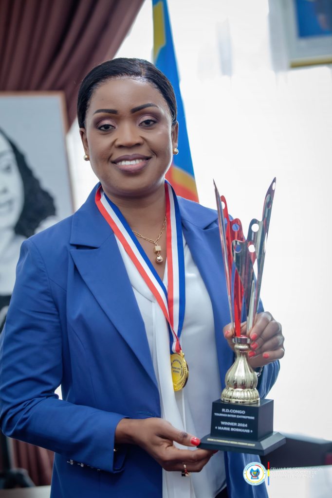 1002357690-682x1024 Tennis: Vainqueure du tournoi interentreprise en 2024, Marie Bosmans au bureau de la Questeure pour lui présenter le trophée dédié à son nom
