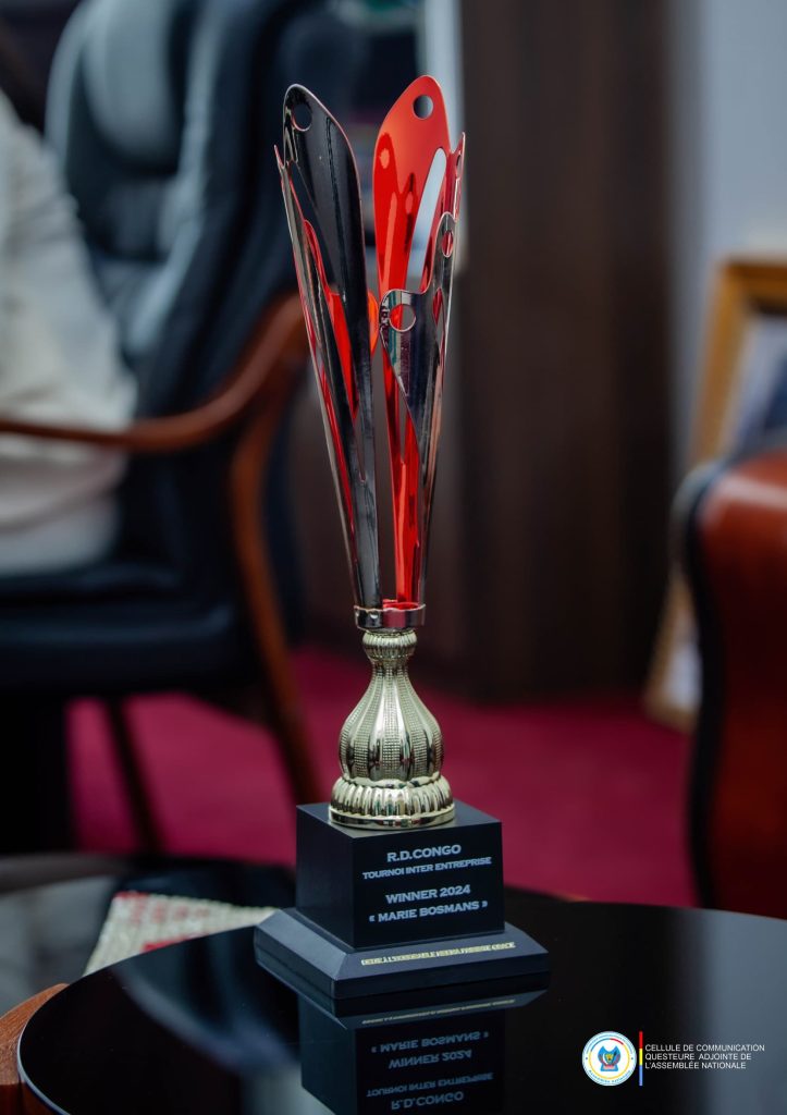 1002357691-723x1024 Tennis: Vainqueure du tournoi interentreprise en 2024, Marie Bosmans au bureau de la Questeure pour lui présenter le trophée dédié à son nom