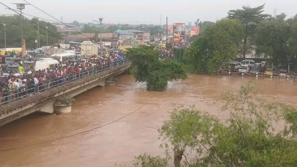 1002475772 Urgent! Urgent! Situation très dramatique sur le boulevard Lumumba encore ce matin suite aux inondations !