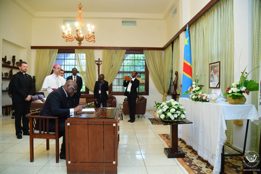1002600692-1024x682 DÉCÈS DU PAPE FRANÇOIS : LE PRÉSIDENT FÉLIX TSHISEKEDI S’EST RENDU CE MARDI À LA NONCIATURE APOSTOLIQUE DE KINSHASA