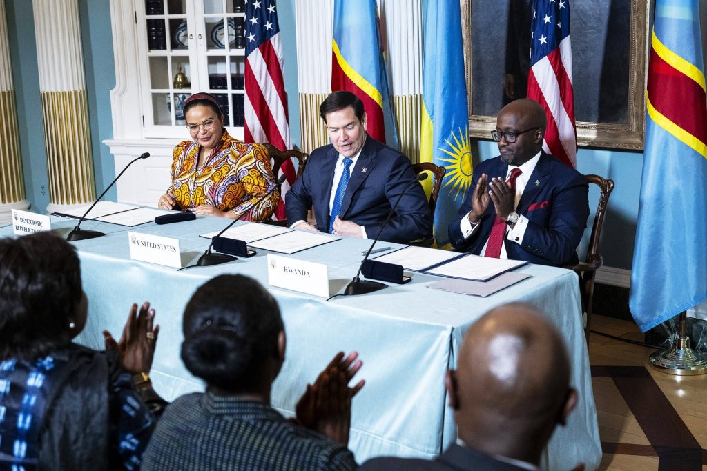 1003111281-1-1024x683 Devant les USA, Kinshasa et Kigali signent un accord de paix à Washington, synonyme de cessation immédiate de la guerre
