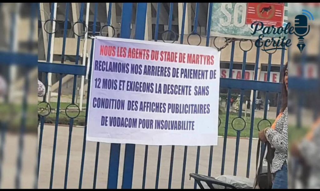 1003358572-1024x614 Complexe Omnisports Stade des Martyrs de la Pentecôte : les agents brûlent des pneus et arrachent les panneaux de publicité, expression de leur ras-le-bol envers Didier Budimbu