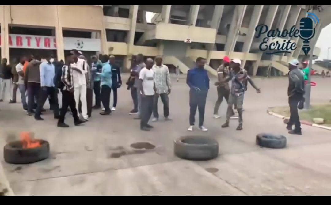 Complexe Omnisports Stade des Martyrs de la Pentecôte : les agents brûlent des pneus et arrachent les panneaux de publicité, expression de leur ras-le-bol envers Didier Budimbu