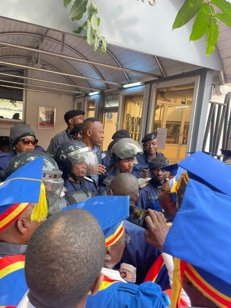 1003604836-768x1024 RDC-ESURESIT: Les Professeurs des Universités en sit-in ce jeudi devant les bureaux de Suminwa