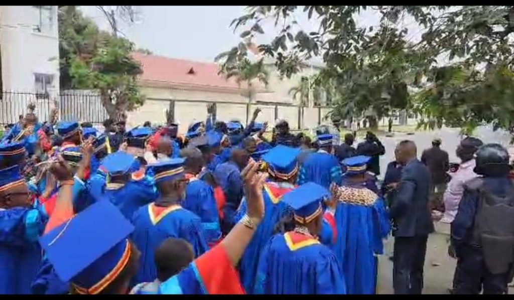 1003605176-1024x598 RDC-ESURESIT: Les Professeurs des Universités en sit-in ce jeudi devant les bureaux de Suminwa
