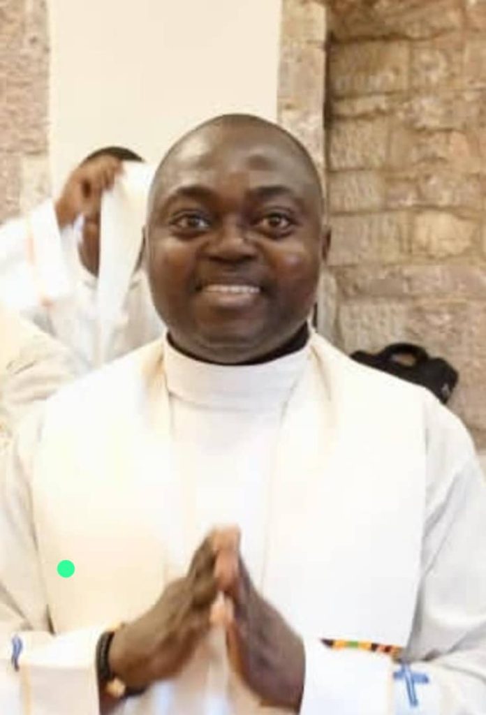 1003964628-696x1024 RDC: Le Révérend Père Valère Mupidi élu Supérieur du District SMA CONGO