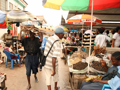 1004016573 RDC-Dépréciation spectaculaire du dollar américain devant le franc congolais: Grave léthargie dans la baisse de prix des denrées alimentaires et autres