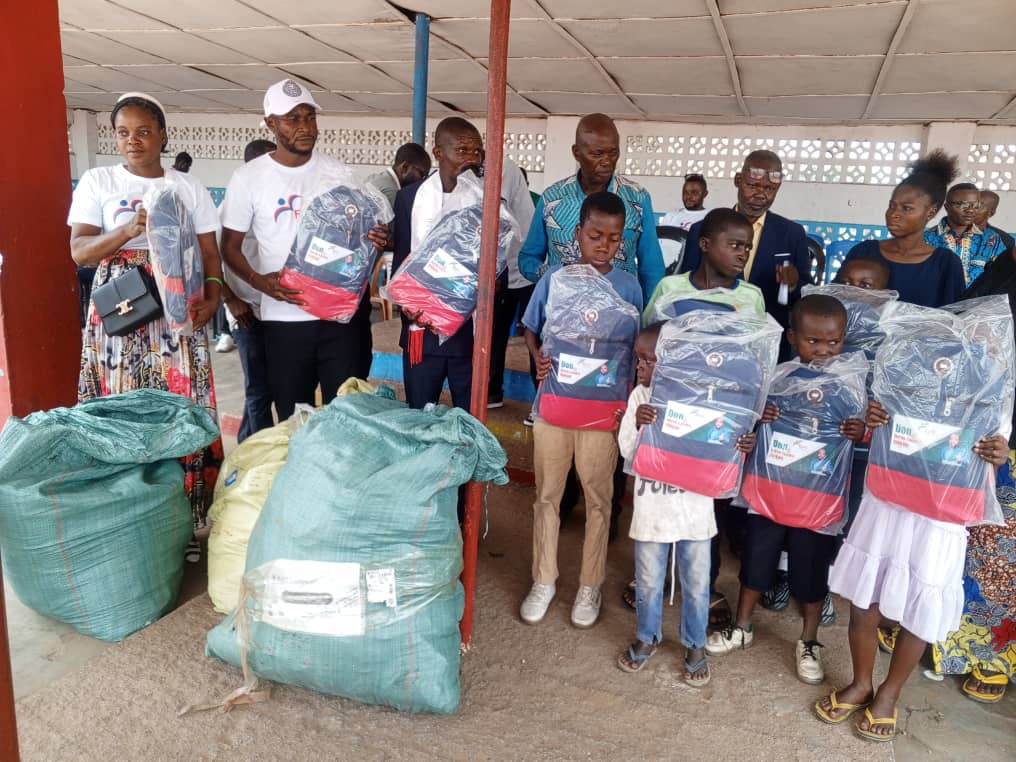 1004904102 Province du Kwango: Pour sa démarcation dans la philanthropie, Hervé Landry Kinkani reçoit un diplôme de mérite et d'excellence