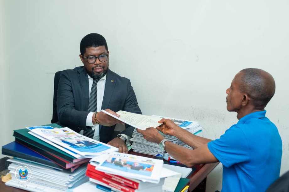 1005042755 Assemblée Nationale : Le député national Serge Chembo Nkonde dépose une proposition de loi sur l'exploitation des mines en RDC