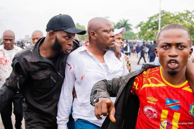 1064353 RDC/Sit-in contre le changement de la constitution : Le Coordonnateur Adjoint du Mouvement Citoyen 4C Maître Serge Lepighe Muluntwe violenté par les forces du progrès et les éléments de la police